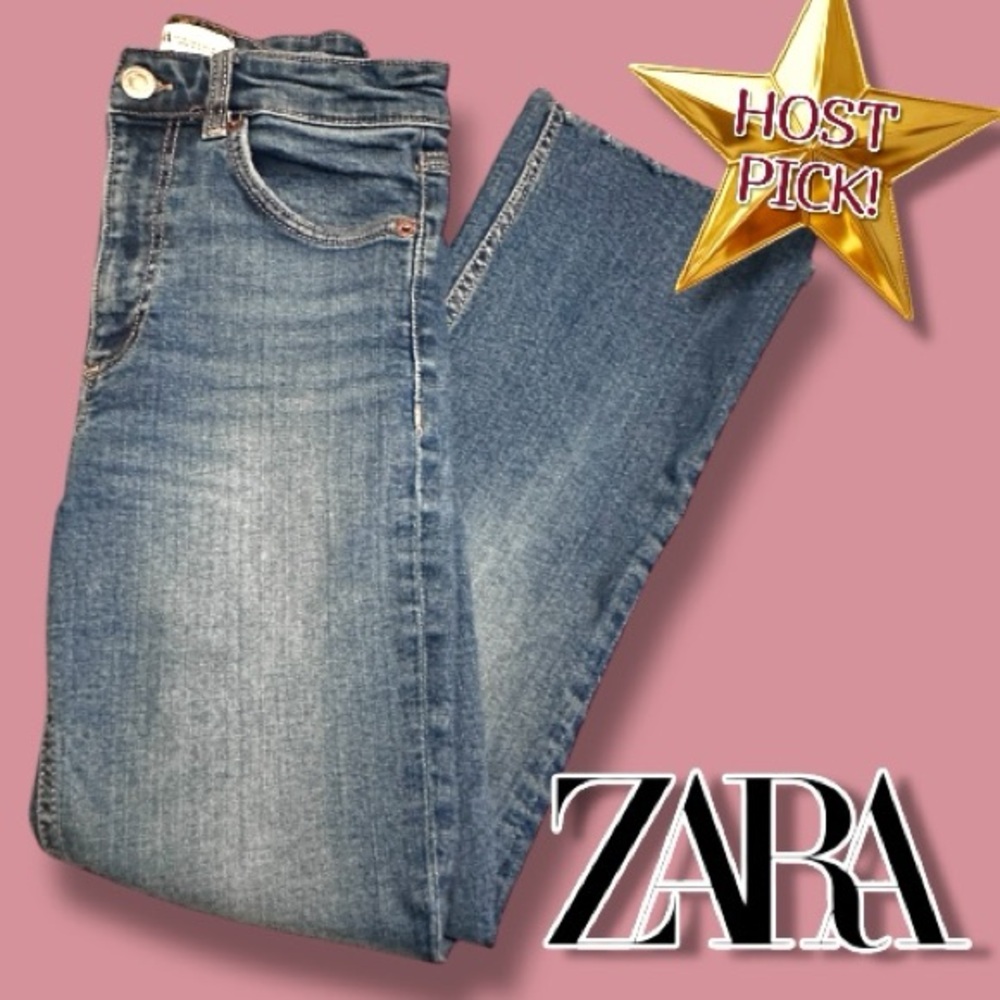 💥HP💥ZARA Cropped Flare Distressed Ankle Jeans in Medium Indigo. Size US 4